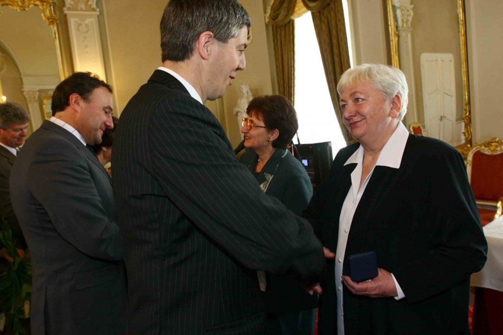 Haraszti-Mészáros Erzsébet a Szlovák Köztársaság Ezüst Keresztje kitüntetésben részesült, 2005