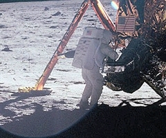 Neil Armstrong a Hold felszínén.  Két és fél óra az örökkévalóságnak