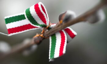 március 